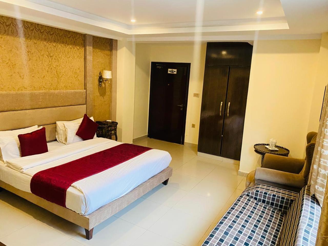 Manila Heights Hotel Naran Esterno foto